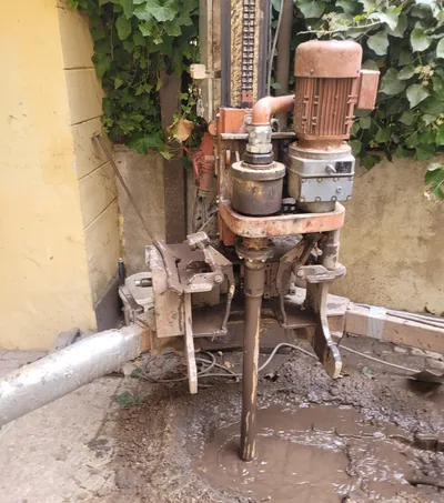 Elektrisches Bohrgerät bei Bohrarbeiten im Innenhof